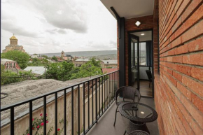 Newly Renovated Stylish Apart W stunning views